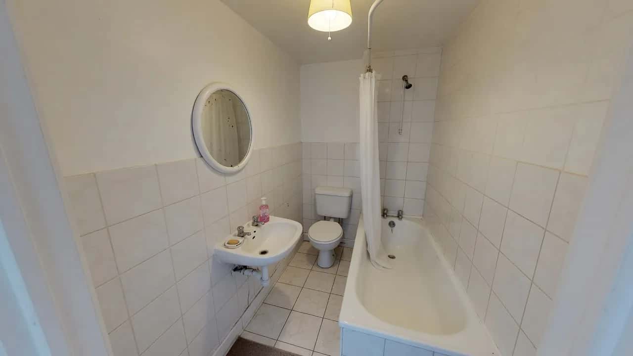 Bathroom before AI room visualization